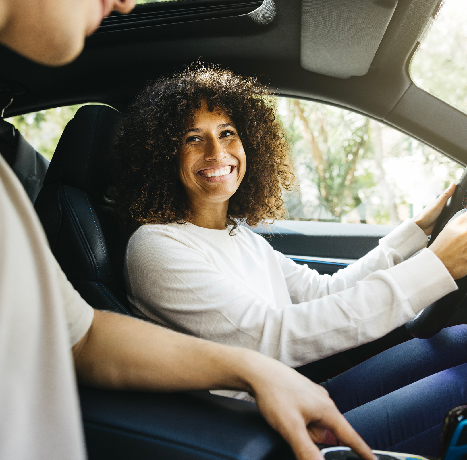 Jeune femme conduisant une voiture